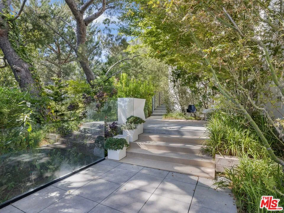 1654 N Doheny Drive, Los Angeles, California 90069 home-pic-50