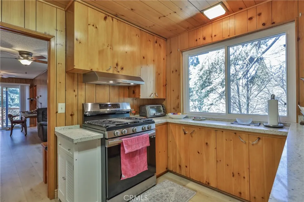 22945 Redwood Way, Crestline, California 92325 home-pic-18