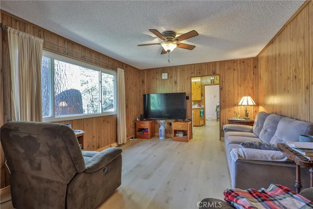 22945 Redwood Way, Crestline, California 92325 home-pic-10