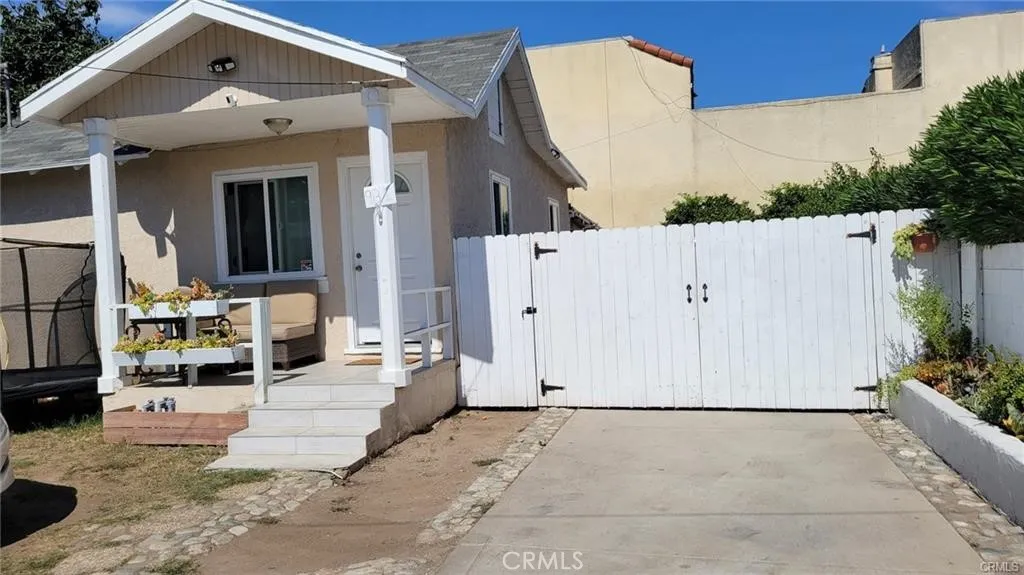 913 W Bishop Street, Santa Ana, California 92703 home-pic-1