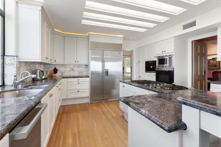 7272 Country Club Dr, La Jolla, California 92037