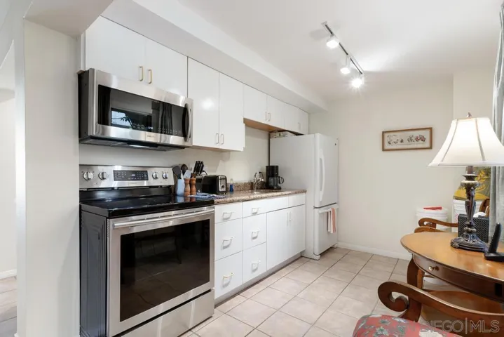 Separate Entrance Guest/Maids' Quarters