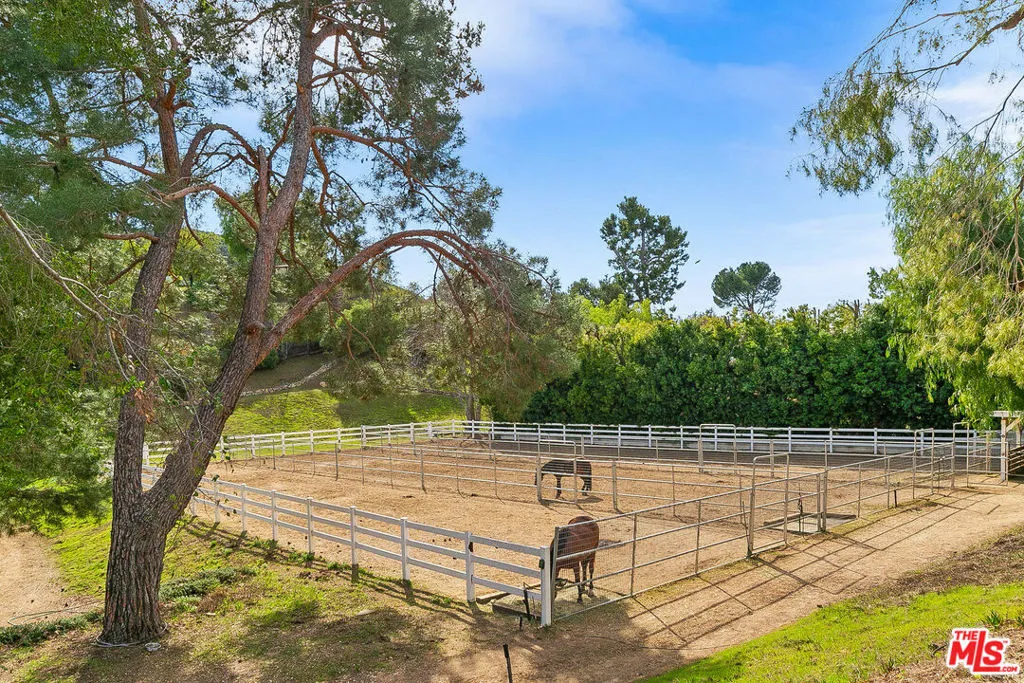 2121 Mckain Street, Calabasas, California 91302 home-pic-48