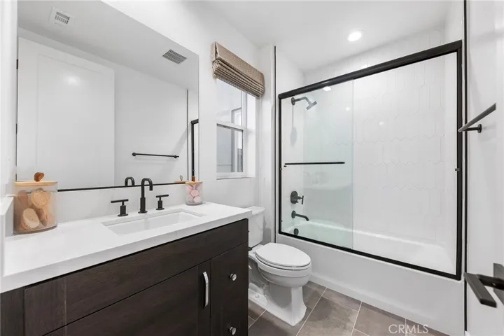 240 Amber Oak, Lake Forest, California 92630