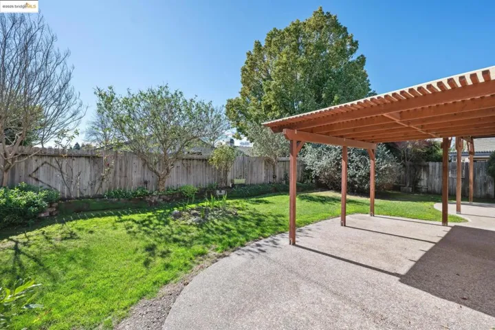 989 Ginkgo Pl, Windsor, California 95492