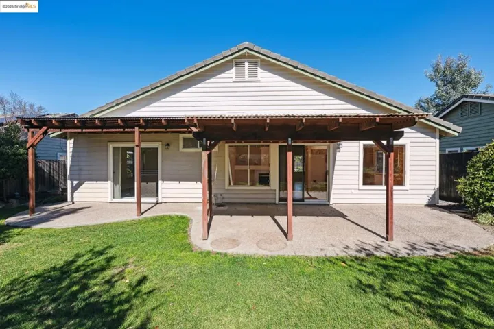 989 Ginkgo Pl, Windsor, California 95492