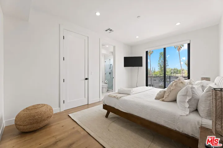 5118 Laurel Canyon Boulevard, Valley Village, California 91607