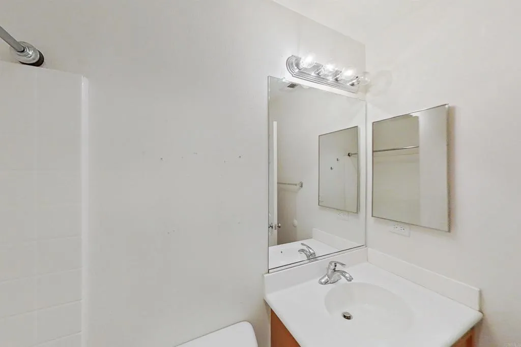 6048 Oak Fence Lane, Lancaster, California 93536 home-pic-12