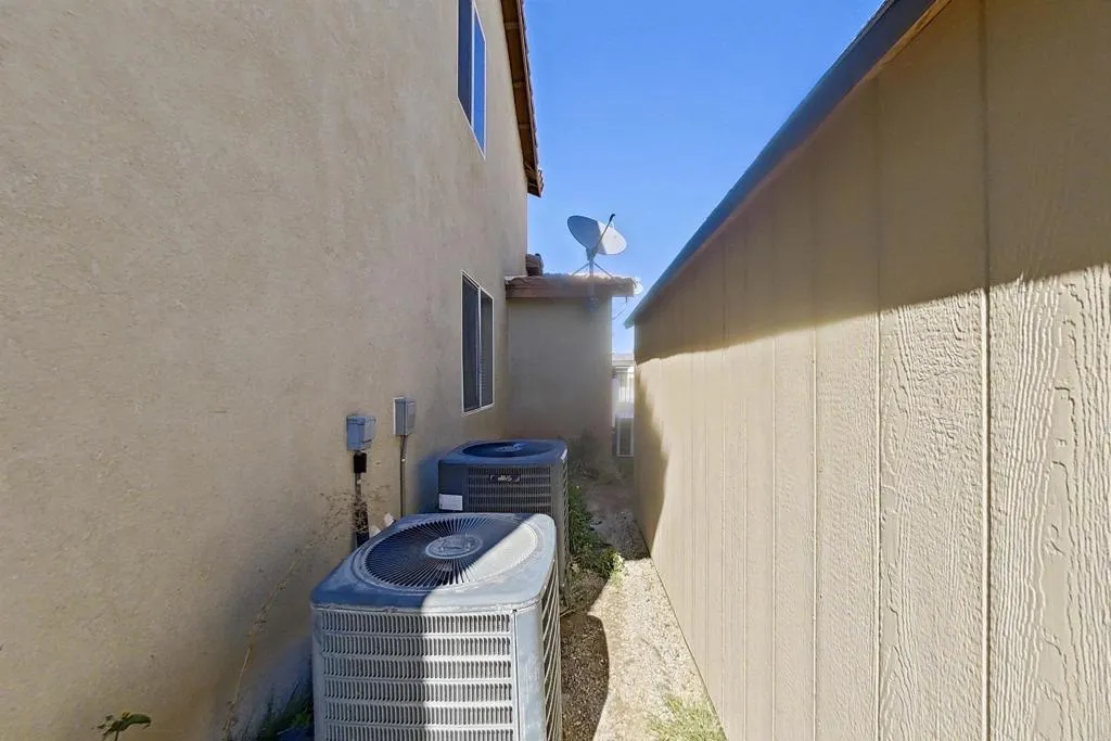 6048 Oak Fence Lane, Lancaster, California 93536 home-pic-33