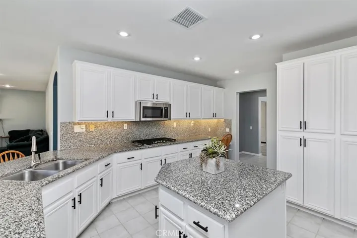 8379 Queen Anne Lane, Riverside, California 92508