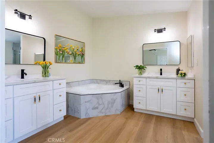 Virtual staging - Primary bathroom - 2 sinks