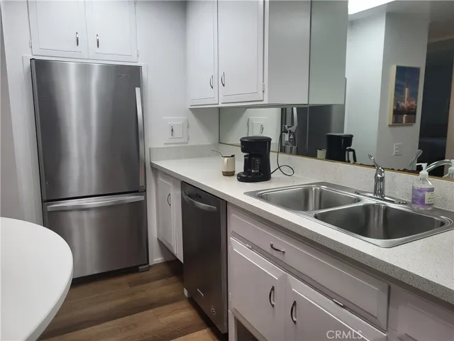 Left side kitchen view.