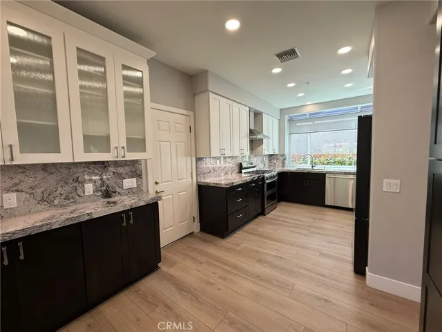 Beautiful Upgraded, Remodeled Kitchen with Granite Counters, Remote Kitchen Blind and Wine Fridge