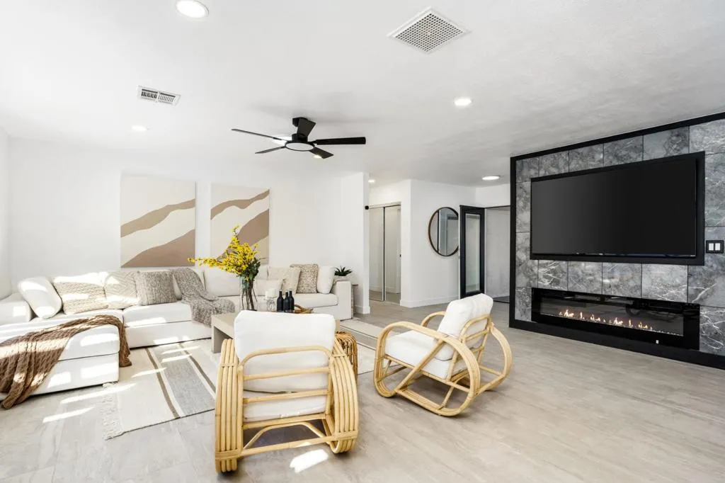 2171 E Francis Drive, Palm Springs, California 92262 home-pic-3