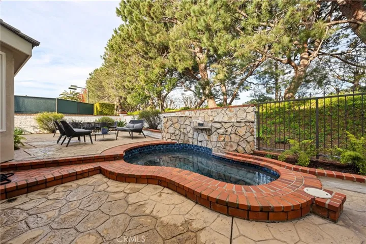 4 Huntington Court, Newport Beach, California 92660