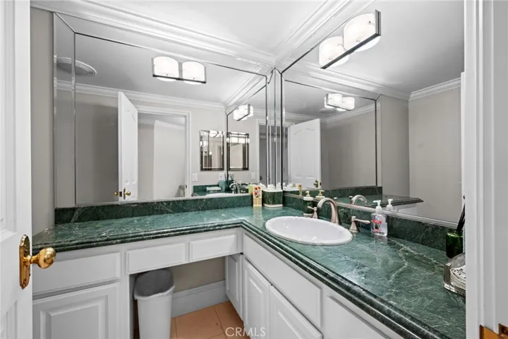 4 Huntington Court, Newport Beach, California 92660