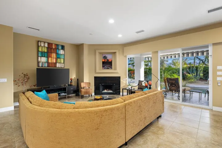 5-web-or-mls-NWCalleLaReina_OPMG_0325_02
