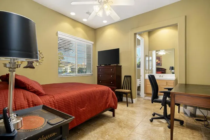 24-web-or-mls-NWCalleLaReina_OPMG_0325_0