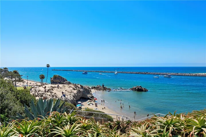 Enjoy nearby CdM and Crystal Cove State beaches...