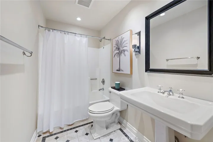 Secondary/guest bathroom