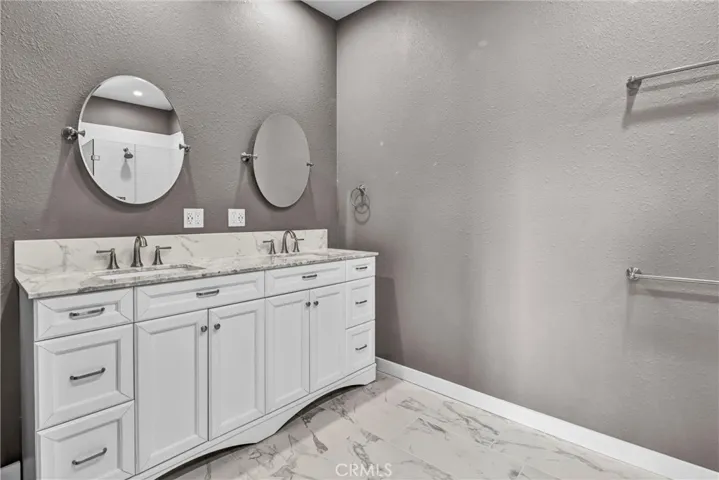 Primary bath dual sinks