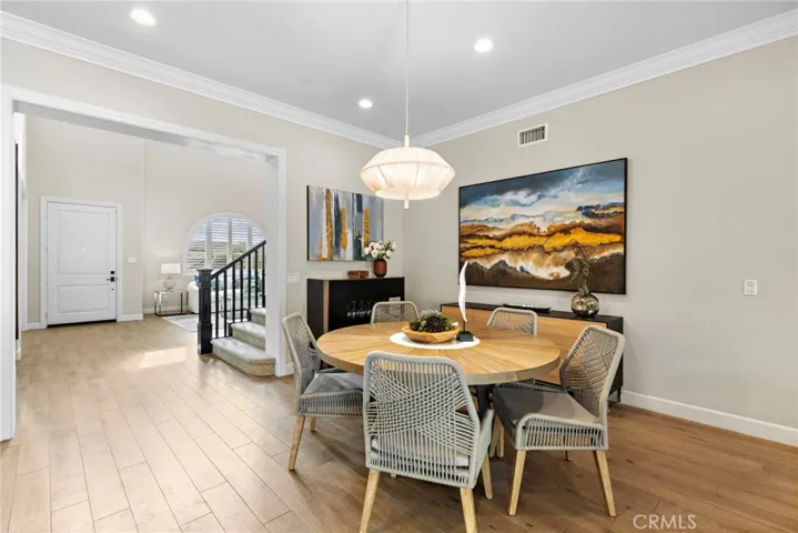 Convenient eat-in kitchen