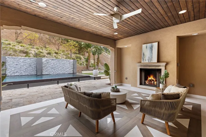 California room with fireplace and TV hookups