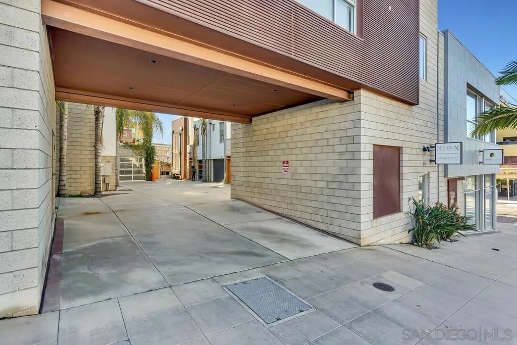 Entry from Laurel St.