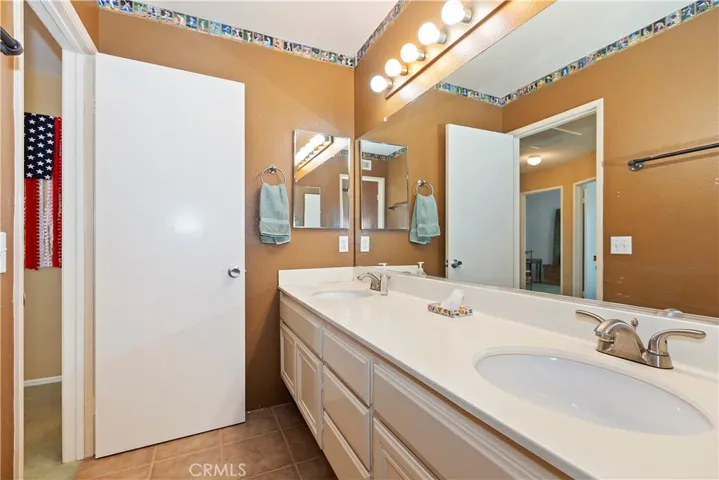 Secondary bath - upstairs