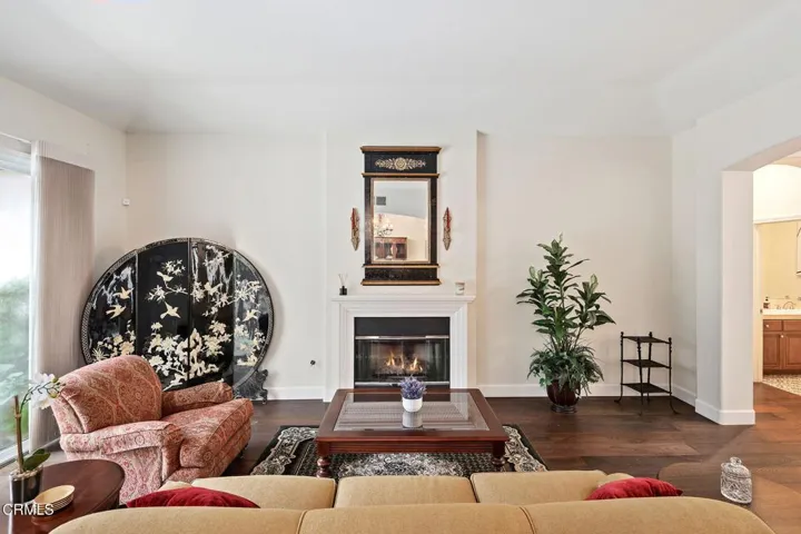 5-web-or-mls-05 - Living Room