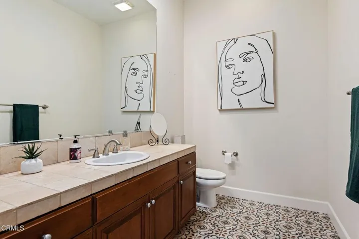 23-web-or-mls-23 - Powder Room