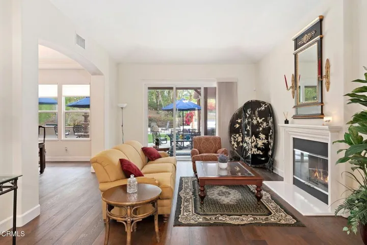 4-web-or-mls-04 - Living Room