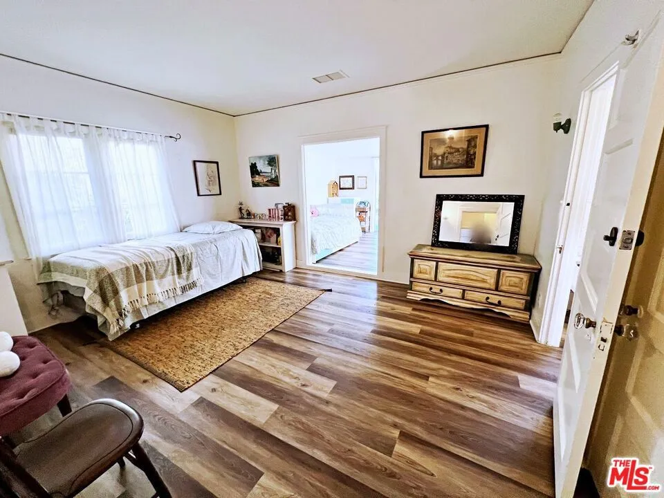 728 S Windsor Boulevard, Los Angeles, California 90005 home-pic-25