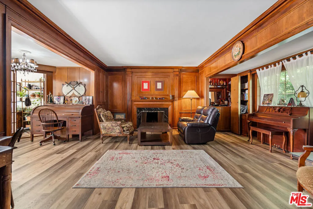 728 S Windsor Boulevard, Los Angeles, California 90005 home-pic-12