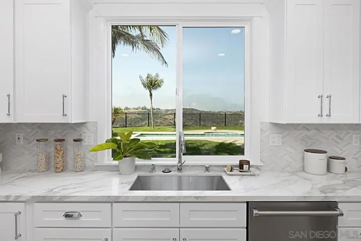 10670 Vista Del Agua Way, San Diego, California 92121