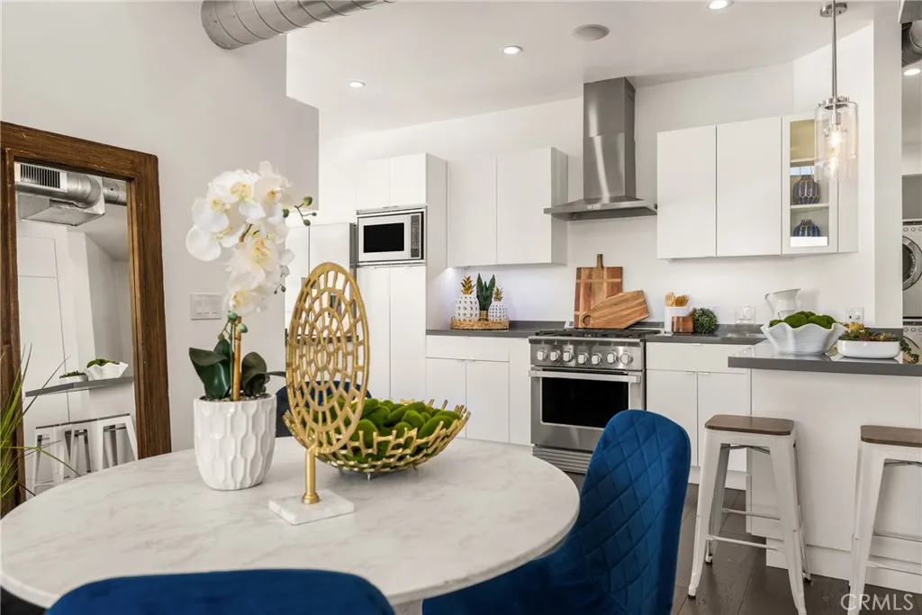 660 N Sweetzer Avenue 302, Los Angeles, California 90048 home-pic-25