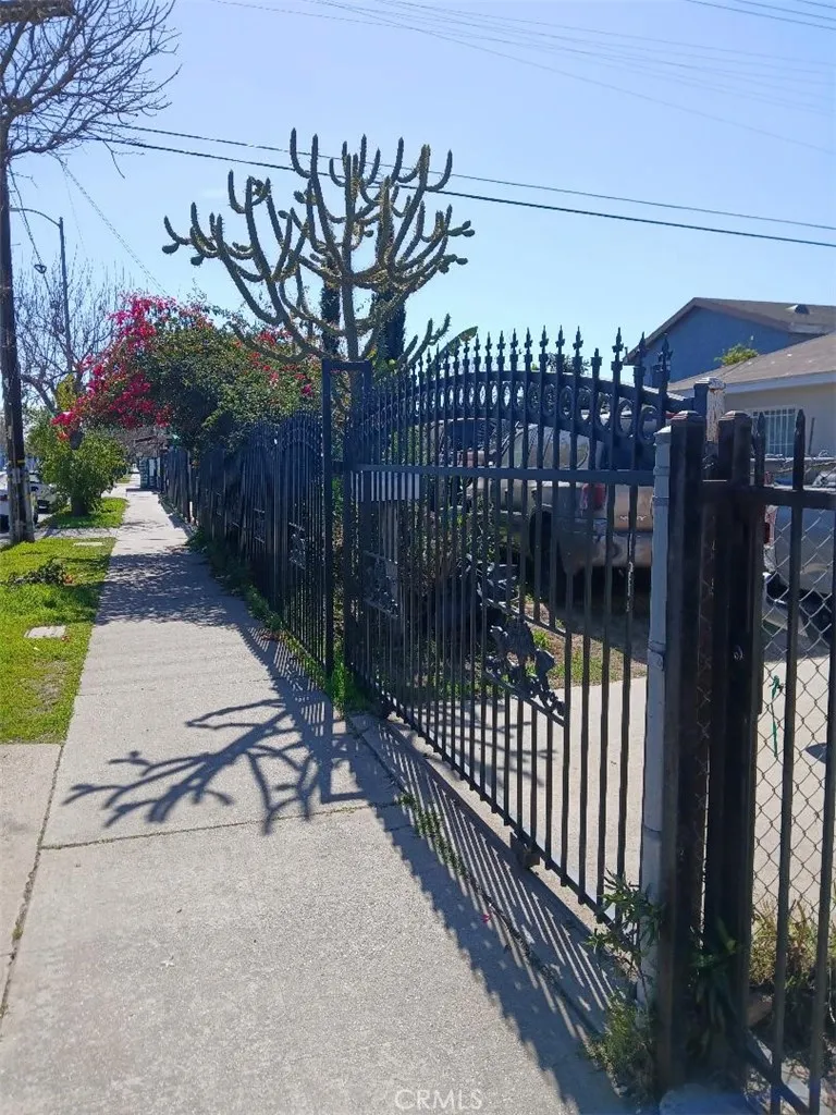 10811 S San Pedro Street, Los Angeles, California 90061 home-pic-4