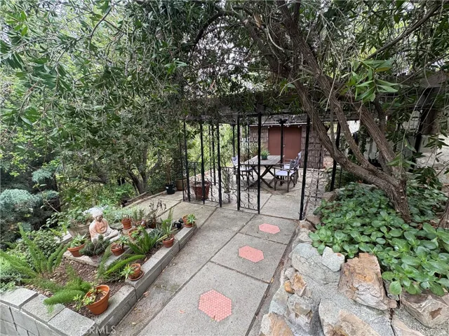 Exterior Backyard Patio and Outdoo Dining Area