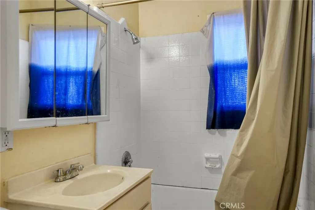 10807 Compton Avenue, Los Angeles, California 90059 home-pic-18