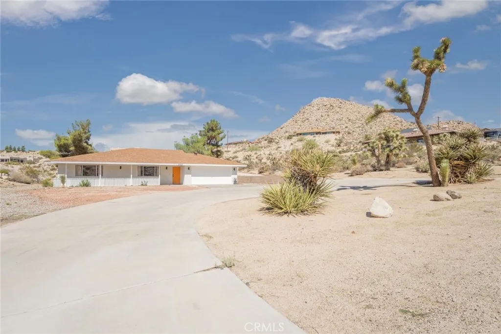 57508 Buena Suerte Road, Yucca Valley, California 92284 home-pic-2