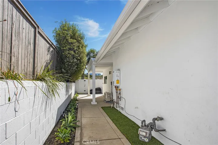 Well lit walkway with no stairs! Private entrance! Gardener included!