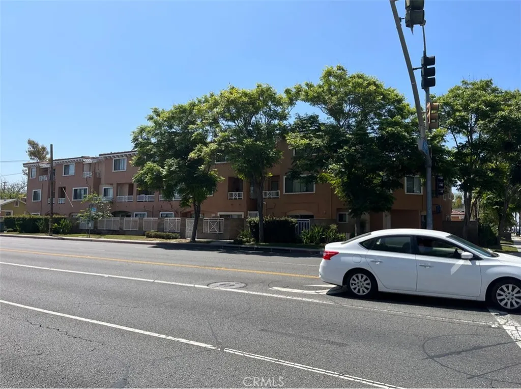 7520 Artesia Boulevard 102, Buena Park, California 90621, 3 Bedrooms Bedrooms, ,2 BathroomsBathrooms,Residential Lease,For Rent,Artesia,PW25053313