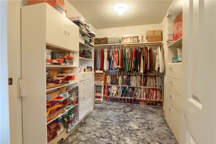 WALK IN CLOSET