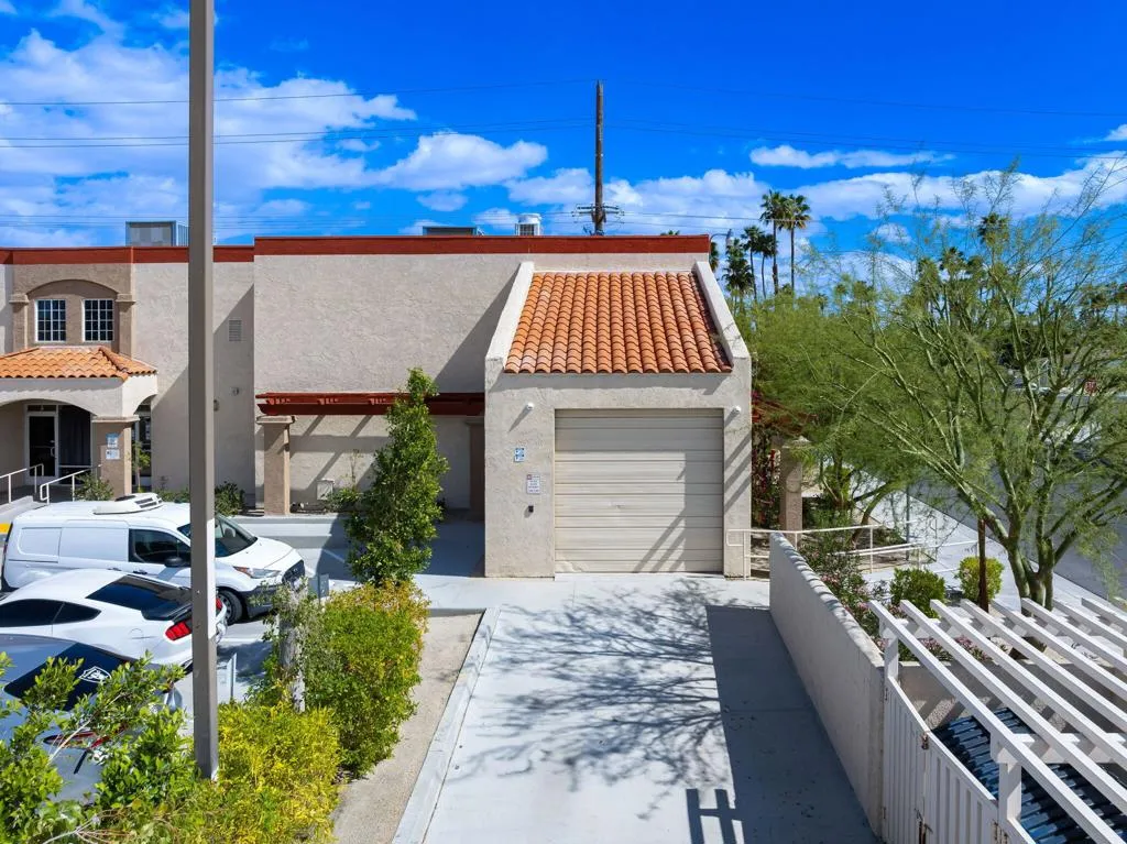 15-web-or-mls-SH_DatePalm_0325_OPMG_015