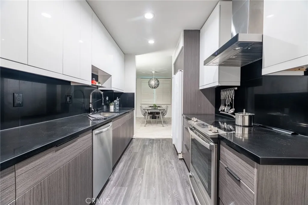 927 N Kings Road 212, West Hollywood, California 90069, 2 Bedrooms Bedrooms, ,2 BathroomsBathrooms,Residential,For Sale,Kings,WS25050491