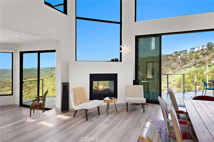 Priceless panoramas also elevate the dining room and a chef-caliber kitchen, where prepping for a special meal or gathering with friends and loved ones can easily transform into a memorable occasion.