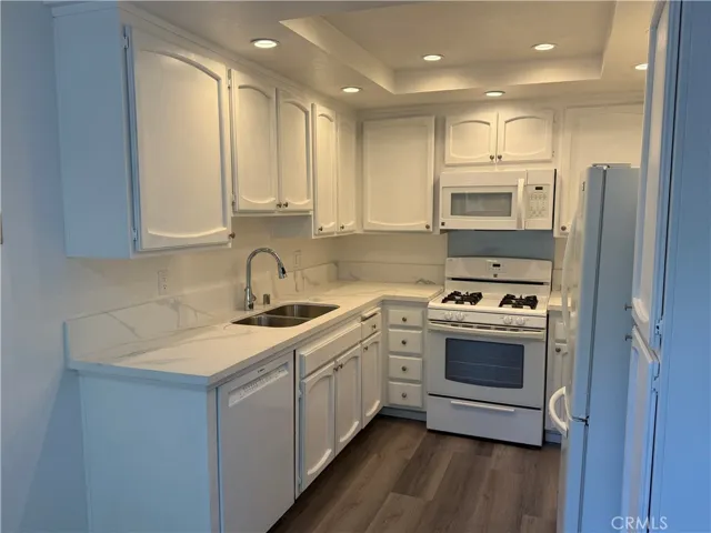 17914 Magnolia Boulevard 137, Encino, California 91316