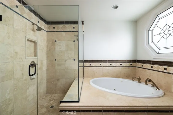 Primary en-suite bath