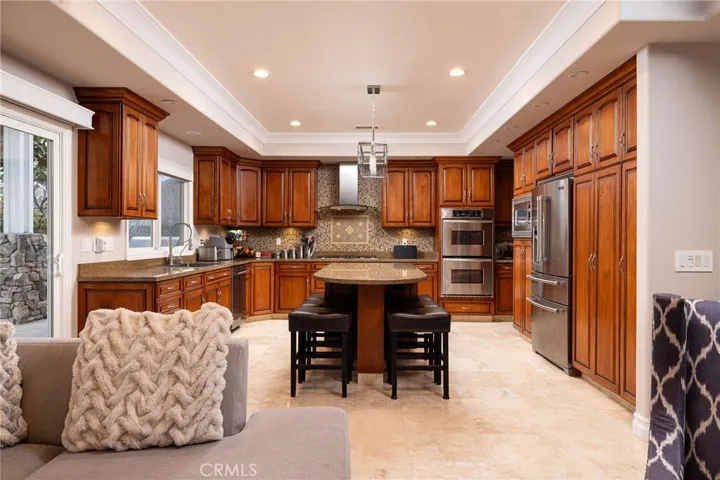 Custom kitchen with slide out pantry shelfs, stainless appliances, gas cooktop,
