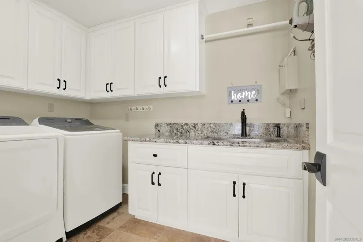 1033 1035 Summit Trl, Escondido, California 92025